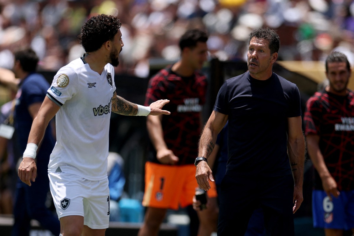 Simeone elogia desempenho do Botafogo após saída precoce do Mundial de Clubes Alex Telles conversa com Diego Simeone durante confronto do Botafogo contra o Atlético de Madrid (Foto: Harry How / GETTY IMAGES NORTH AMERICA / Getty Images via AFP)