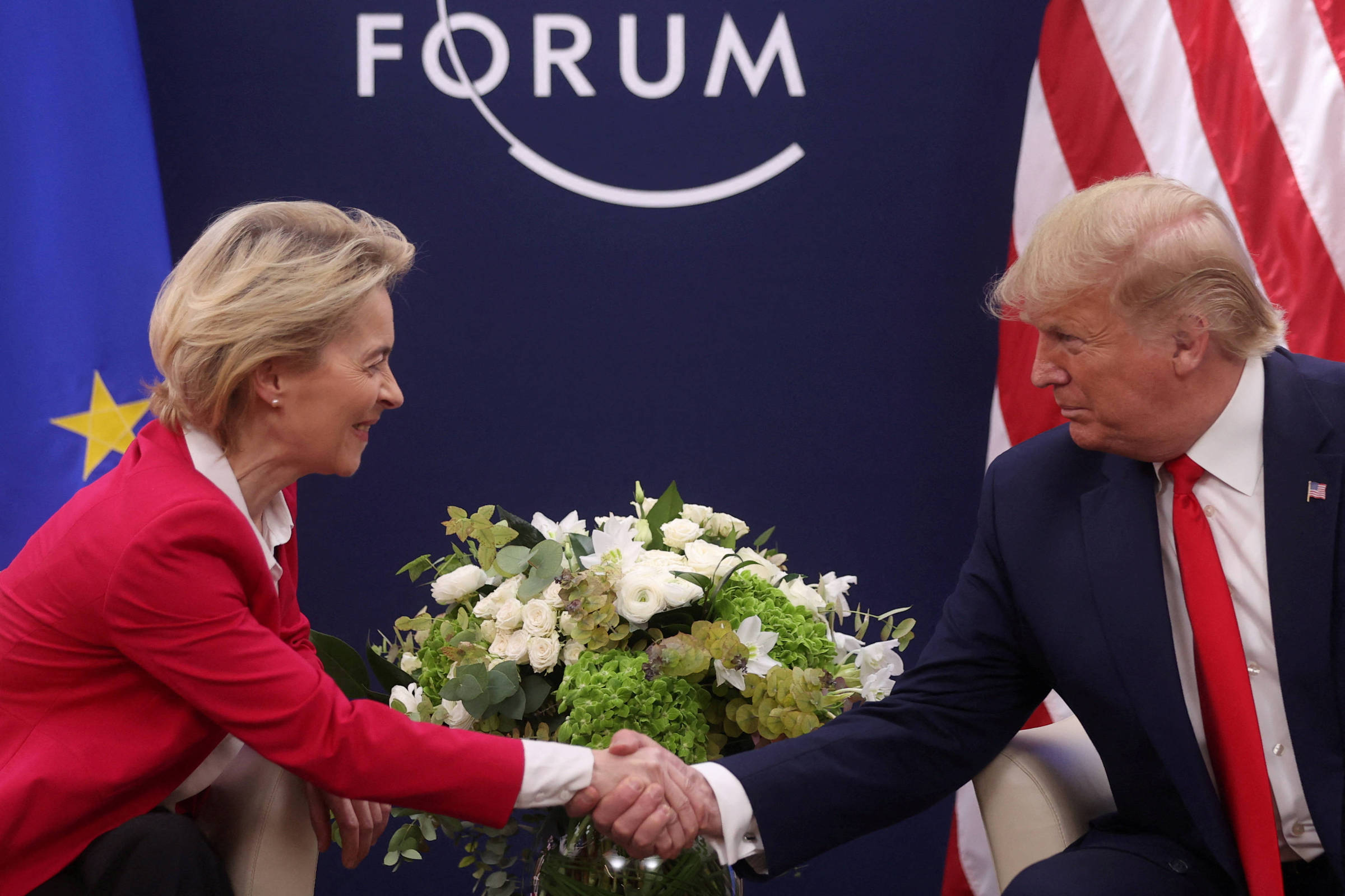 Ursula von der Leyen, presidente da Comissão Europeia, cumprimenta Donald Trump em encontro em 2020 (Foto: Jonathan Ernst - 21.jan.2020/Reuters)