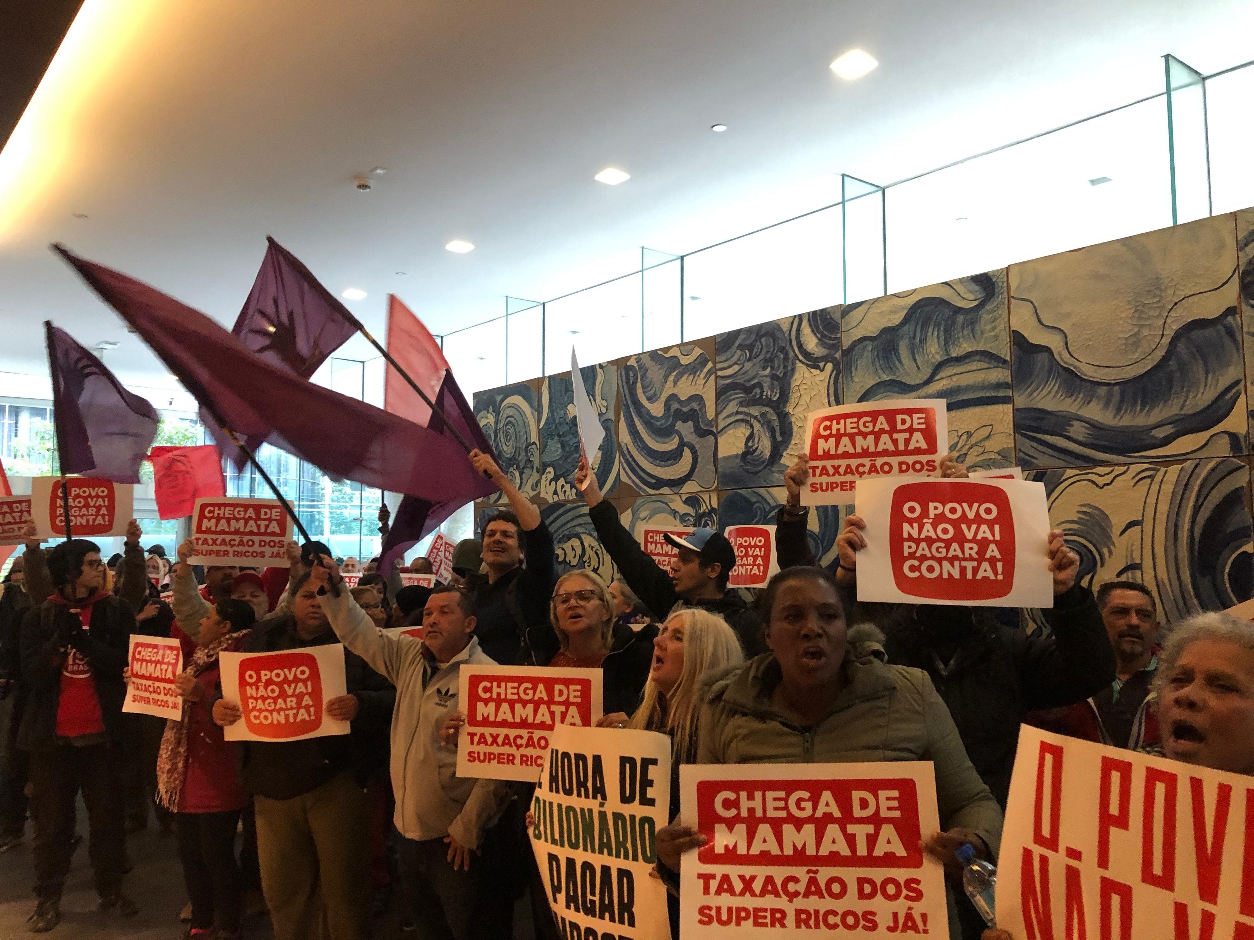 Frente de esquerda ocupa Itaú na Faria Lima e pede taxação dos super-ricos Manifestantes ocuparam o saguão do edifício onde fica a sede do Itaú, na avenida Faria Lima, em São Paulo (Foto: Comunicação MTST)