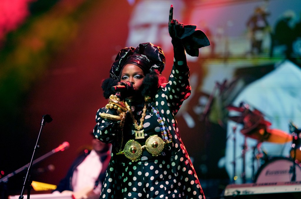 Essence Fest assume responsabilidade pelo atraso no show de Lauryn Hill Lauryn Hill subiu ao palco por volta das 2h30 da manhã, no último fim de semana, e o Essence Fest assumiu a responsabilidade pelo atraso da icônica cantora. (Foto: Reprodução)