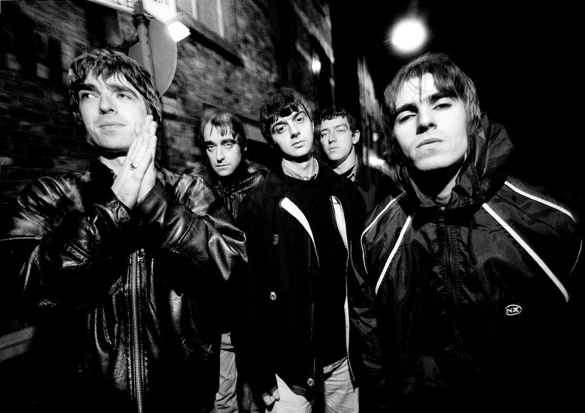 Oasis apresenta repertório imperdível para a turnê que começa no Reino Unido A primeira formação de Oasis, em uma imagem tomada em Mánchester em 1993. Desde a esquerda: Noel Gallagher (guitarra e voz), Paul 'Bonehead' Arthurs (guitarra), Paul McGuigan (baixo), Tony McCarroll (bateria) e Liam Gallagher (voz). (Foto: James Fry/Getty Images)