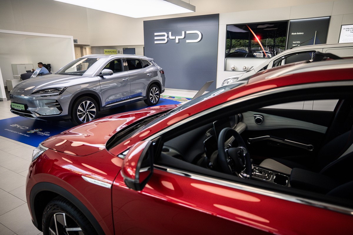 BYD registra queda nas vendas após 17 meses de crescimento contínuo Veículos elétricos da BYD (Foto: Bloomberg)