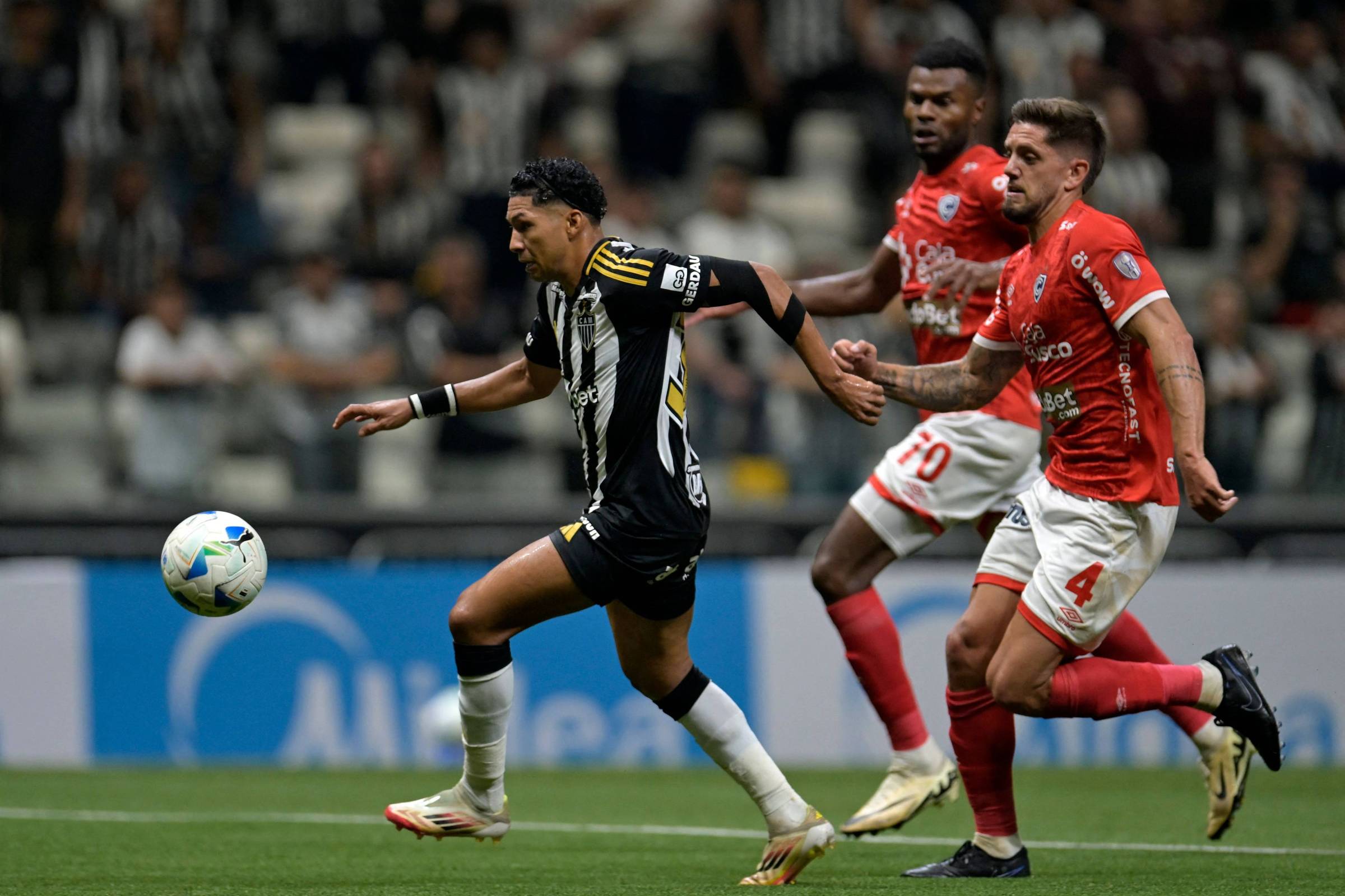 Rony conduz a bola durante partida entre Atlético-MG e Cienciano, pela Copa Sul-Americana (Foto: Douglas Magno - 9.mai.2025/AFP)