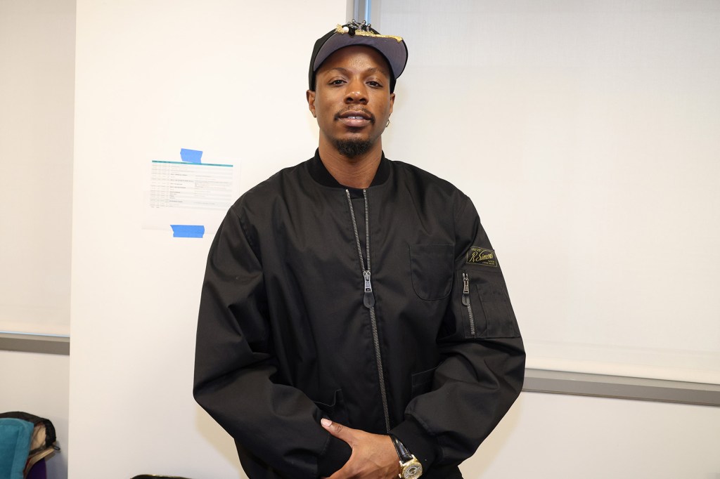 Joey Bada$$ critica gravadora por atrasos em seu novo álbum Joey Bada$$ culpou sua gravadora pelo atraso de seu novo álbum, que deveria ser lançado em 1º de agosto, em um vídeo postado no Instagram. (Foto: Reprodução)