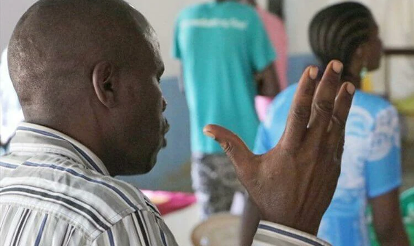Cristão é assassinado por familiares muçulmanos durante oração em Uganda Foto: Reprodução