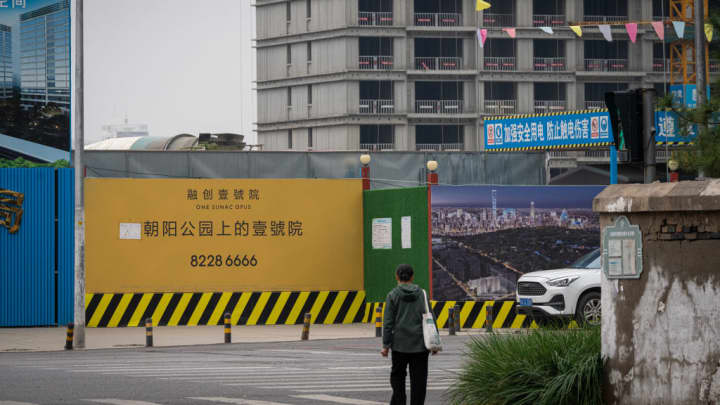 China enfrenta desafios ocultos que afetam sua economia em crescimento Construção do complexo de apartamentos de alto padrão One Sunac Opus em Pequim em 17 de outubro de 2024. (Foto: Bloomberg | Bloomberg | Getty Images)