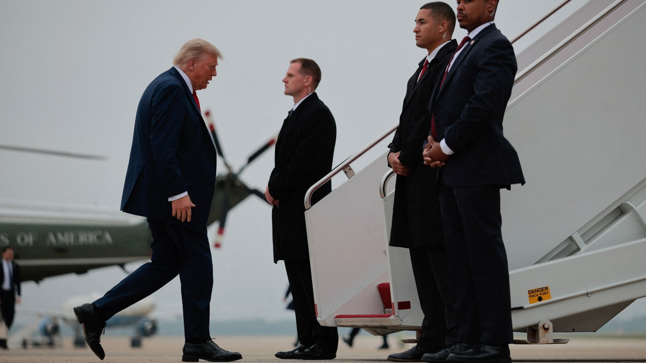 O presidente dos EUA, Donald Trump, embarca no Air Force One para viajar à cúpula do G7, no Canadá. 16/06/2025 (Foto: Chip Somodevilla/AFP)