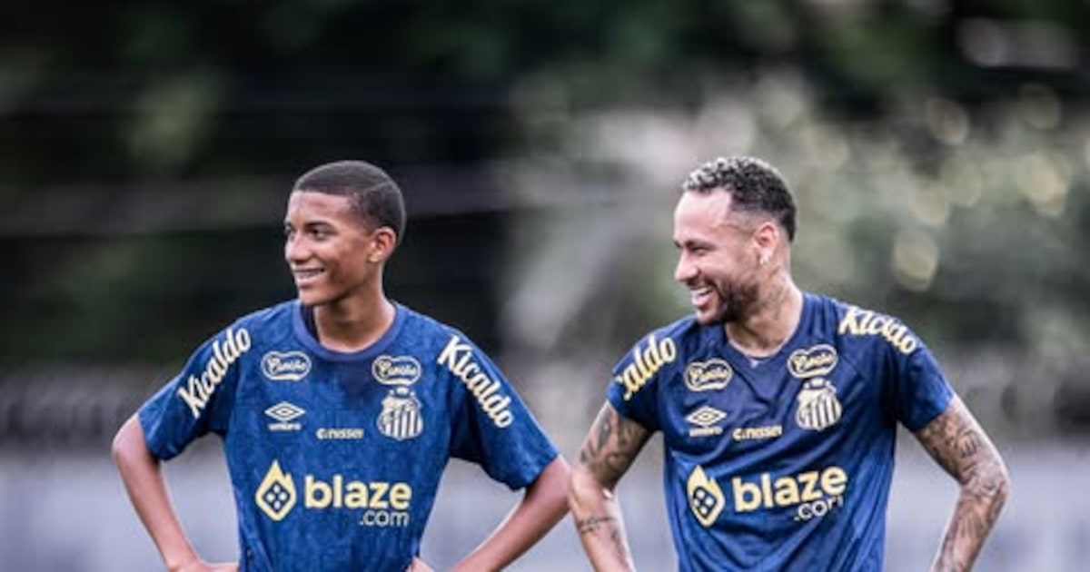 Robinho Jr. recebe camisa 7 do Santos em amistoso após apadrinhamento de Neymar Neymar ao lado de Robinho Júnior no treino do Santos (Foto: RAUL BARETTA/SANTOS FC)