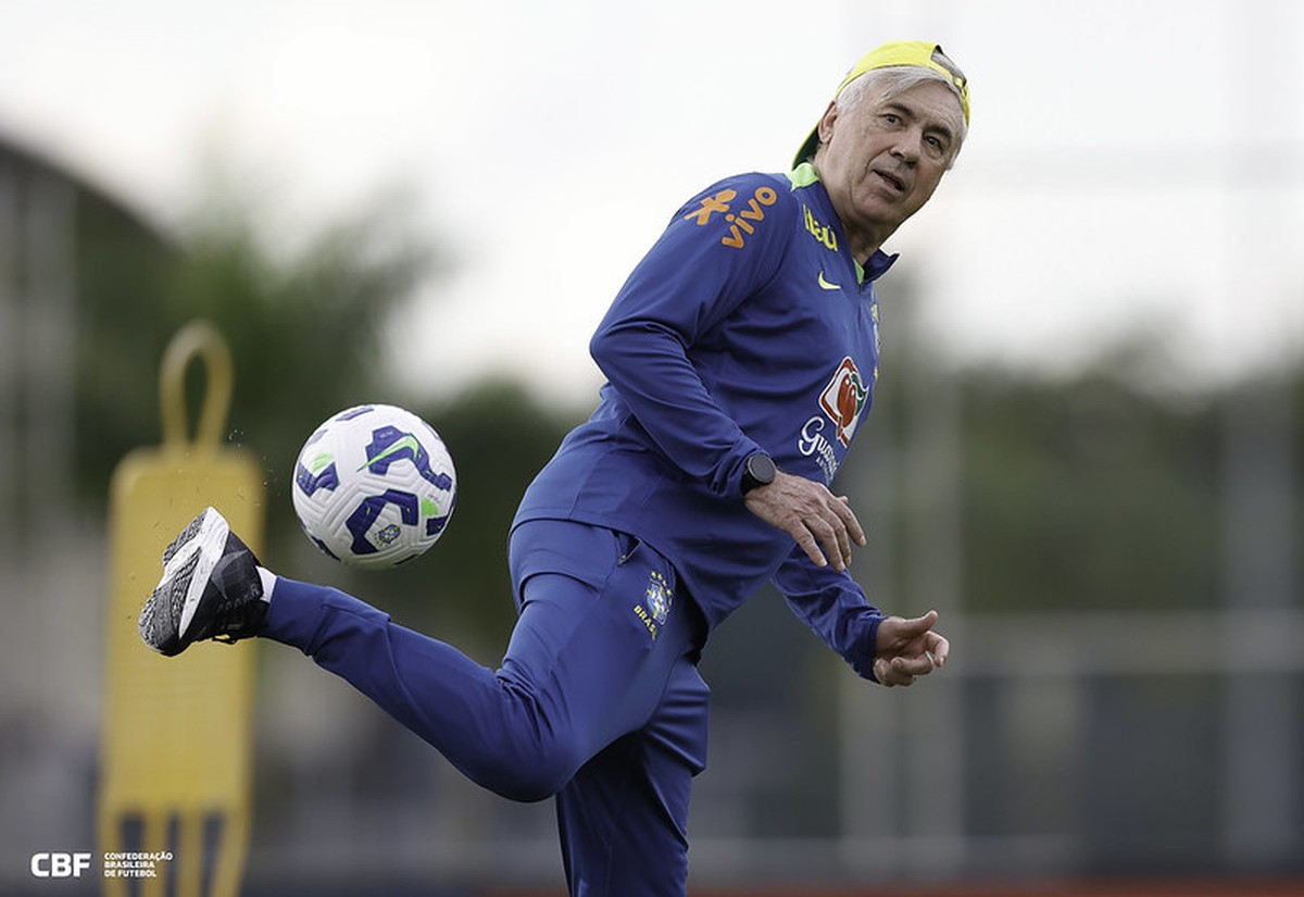 Jogadores como Ancelotti são condenados por evasão fiscal na Espanha À vontade na seleção, o técnico Carlo Ancelotti domina uma bola durante o treino (Foto: Rafael Ribeiro/CBF)