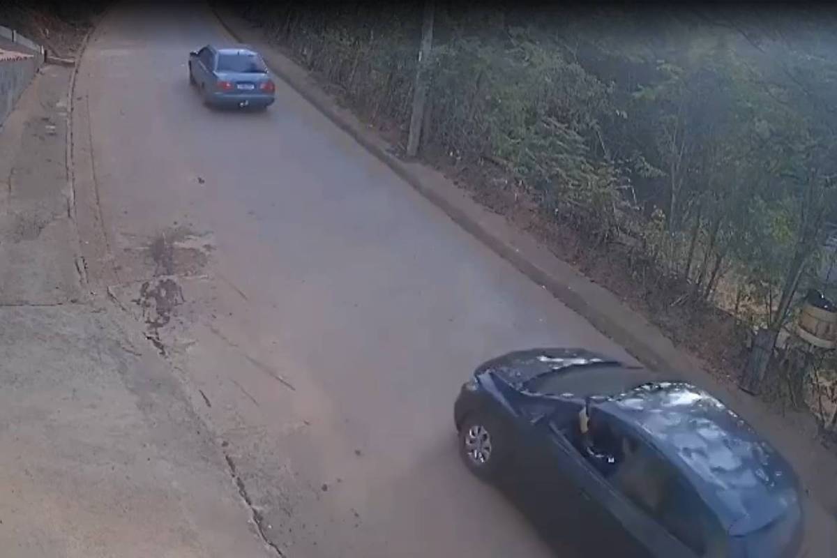 Garota de 10 anos morre após ser baleada em briga de trânsito em Minas Gerais Momento em que policial penal aponta arma para veículo onde estavam pai e filha no interior de MG (Foto: Reprodução/TV Globo)