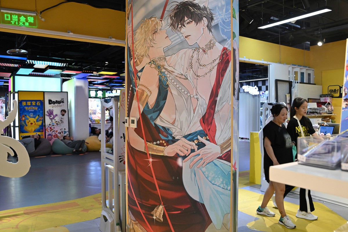 Repressão à literatura erótica online limita expressão da comunidade LGBTQ na China Cartazes numa loja em Pequim (Foto: Adek BERRY / AFP)