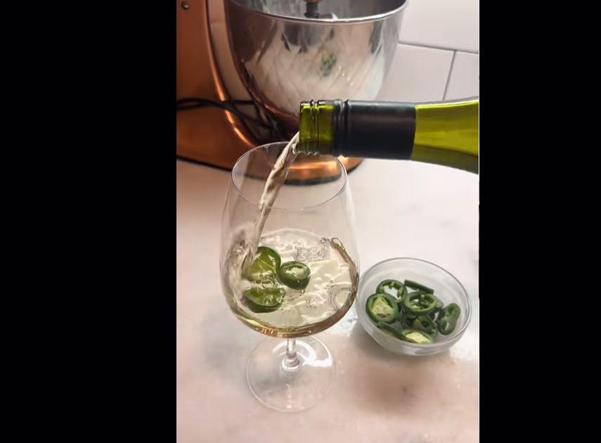 Vídeos no TikTok celebrando a combinação de vinho branco e pimenta estão se espalhando. (Foto: Reprodução)