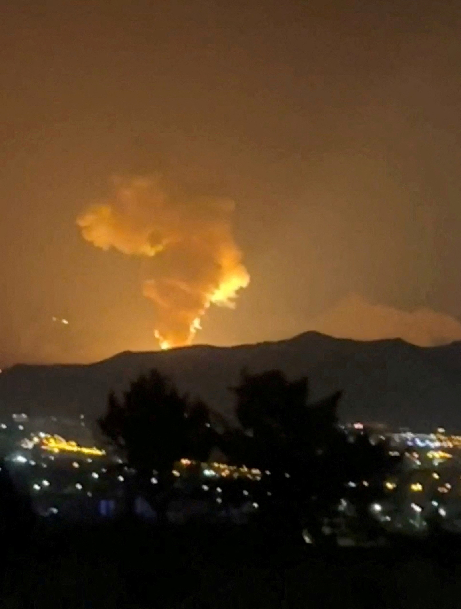 Fumaça sobe na direção do complexo de Khojir enquanto a guerra aérea entre Israel e Irã continua, em Teerã, Irã, em 18 de junho de 2025, nesta captura de tela obtida de um vídeo de mídia social. (Foto: Mídias sociais/via REUTERS)