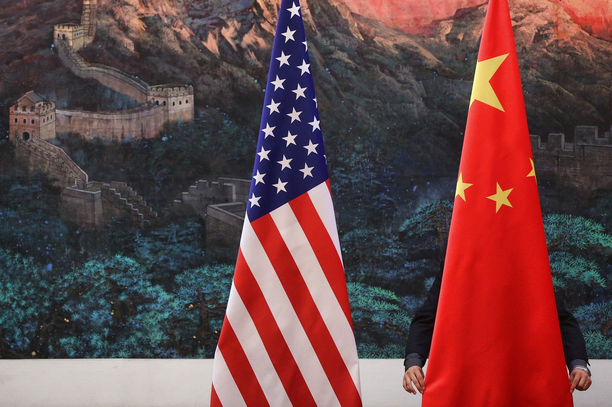 Bandeiras dos EUA e da China lado a lado: países tentam chegar a um acordo sobre tarifas (Foto: Bloomberg)