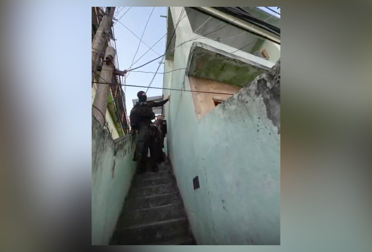 Polícia do RJ desmantela quadrilha que roubava carros de luxo e assaltou chef Policiais num endereço de alvo da operação (Foto: Reprodução)