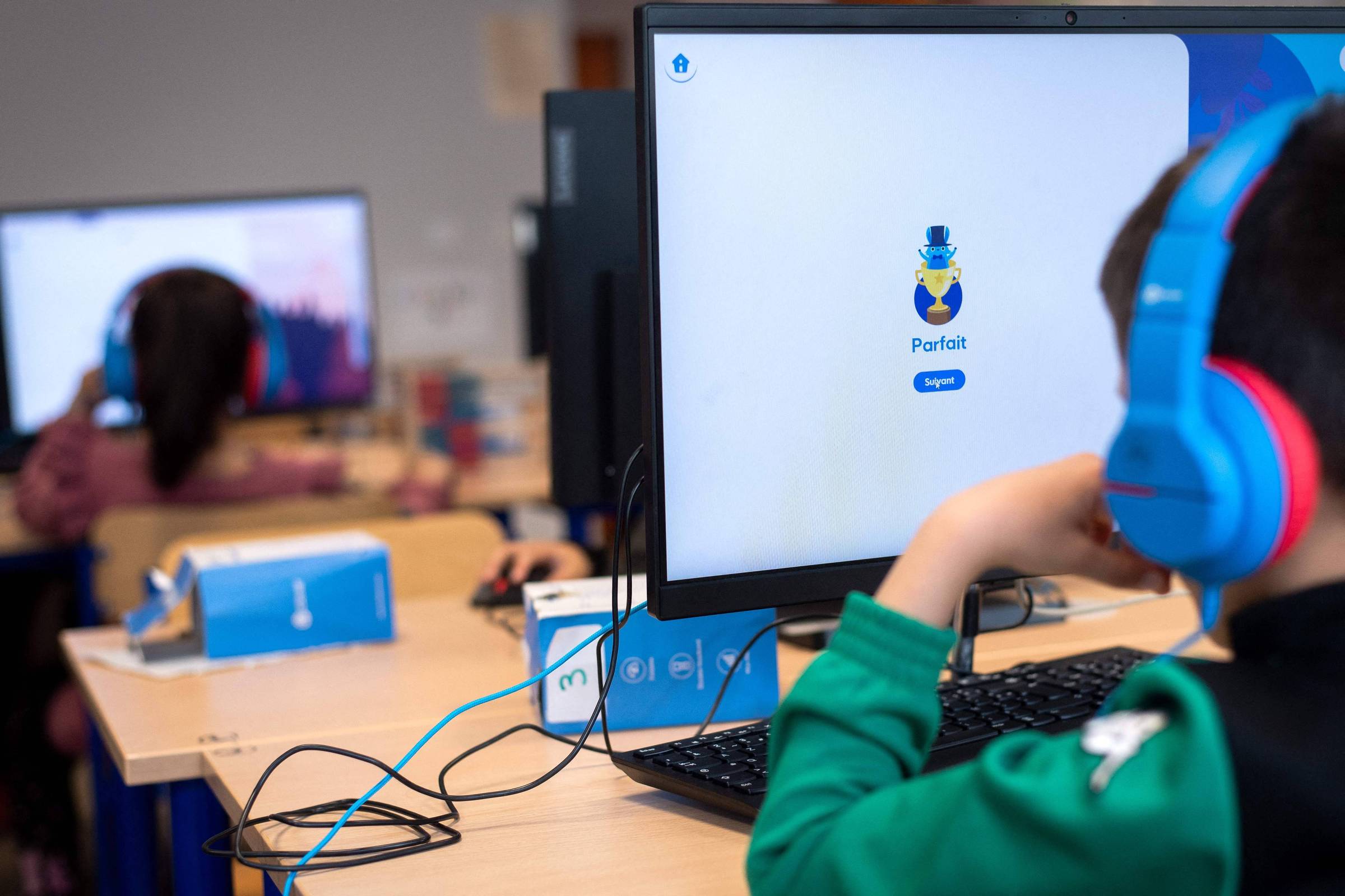 ChatGPT pode prejudicar a aprendizagem e a retenção de informações Crianças usam IA durante aula de matemática na França (Foto: Matthieu Rondell - 16.abr.2025/AFP)