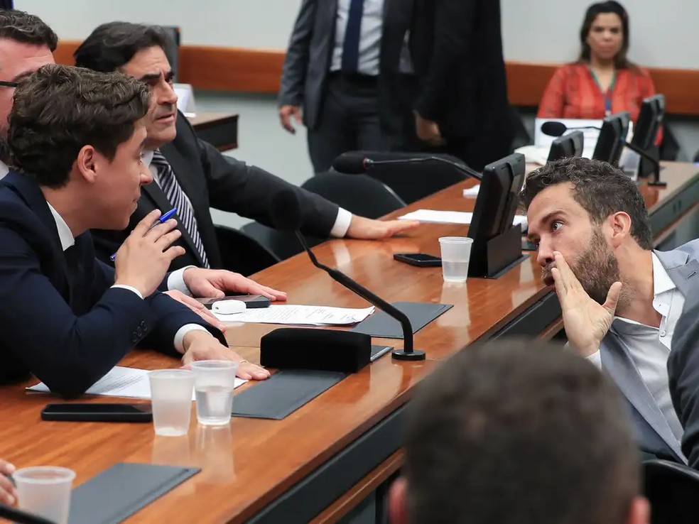 Conselho de Ética instaura processo contra Janones após polêmica com Nikolas Deputados federais Nikolas Ferreira (PL-MG) e André Janones (Avante-MG) discutem durante sessão no dia 5 de junho de 2024 do Conselho de Ética (Foto: Lula Marques/Agência Brasil)
