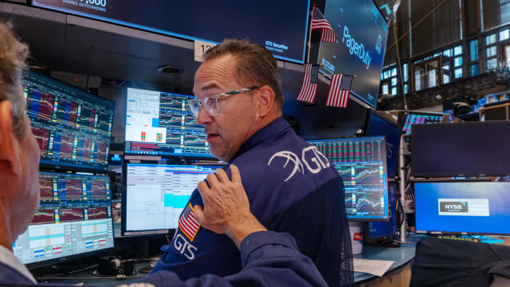 Mercados buscam novo impulso após desinteresse no acordo comercial EUA-UE Traders trabalham no pregão da Bolsa de Valores de Nova York (NYSE) em 28 de julho de 2025, na cidade de Nova York. (Foto: Spencer Platt | Getty Images News | Getty Images)