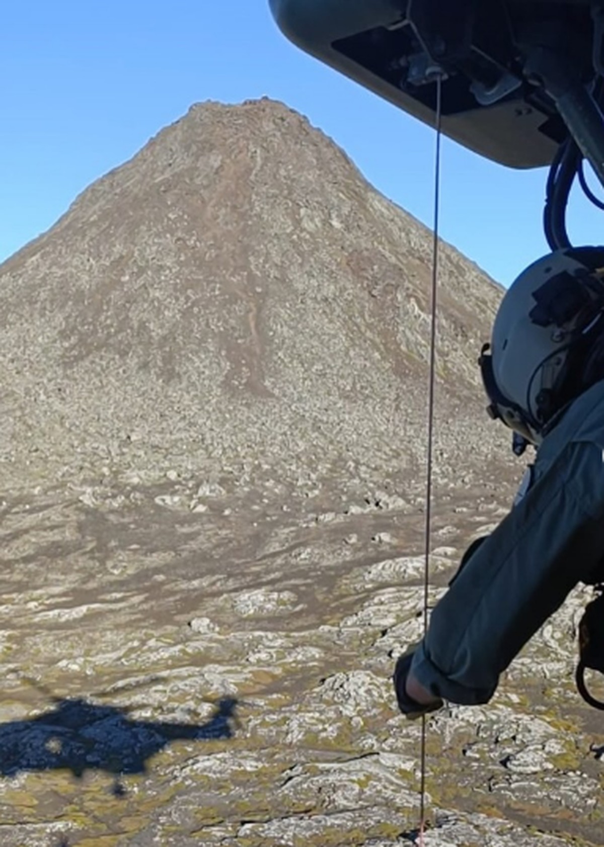 Turista holandês é resgatado por helicóptero da Força Aérea em montanha em Portugal (Foto: Reprodução/Instagram)