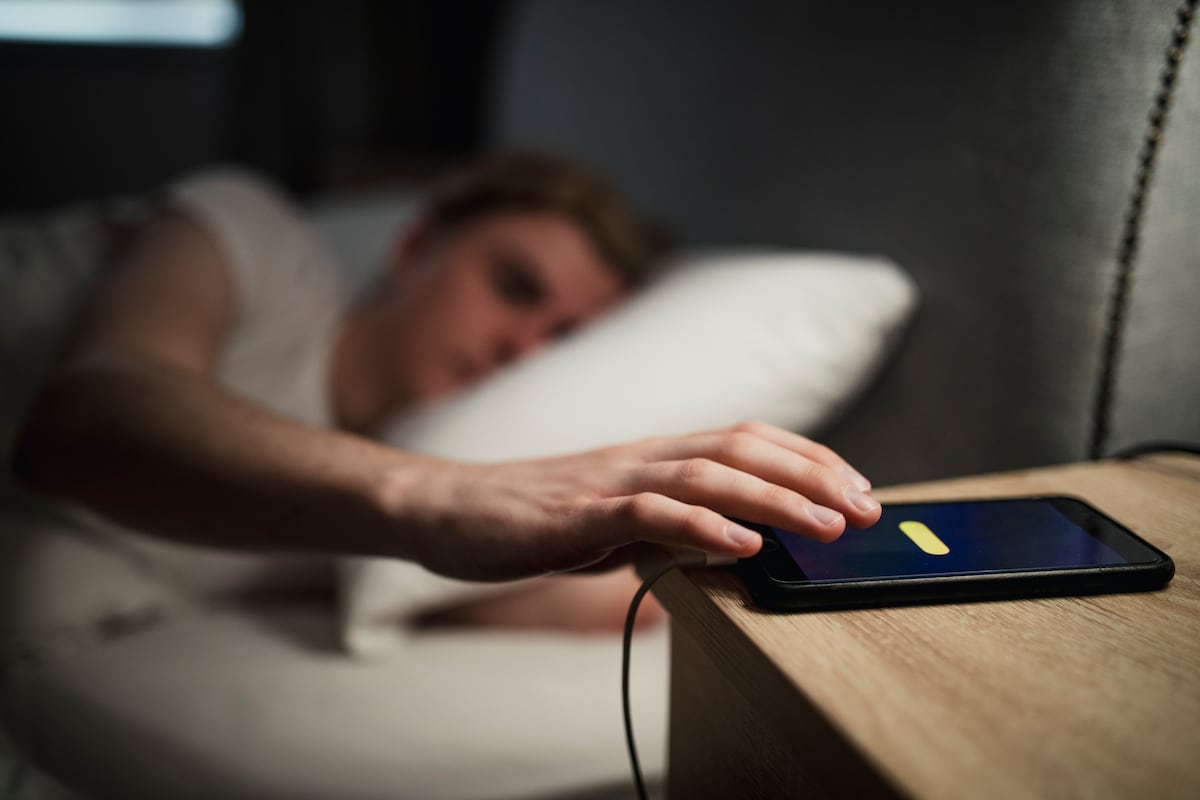 Mulheres e trabalhadores em turnos adiam despertador com mais frequência Os riscos de pospor a alarma. (Foto: DGLimages/Getty Images/iStockphoto)
