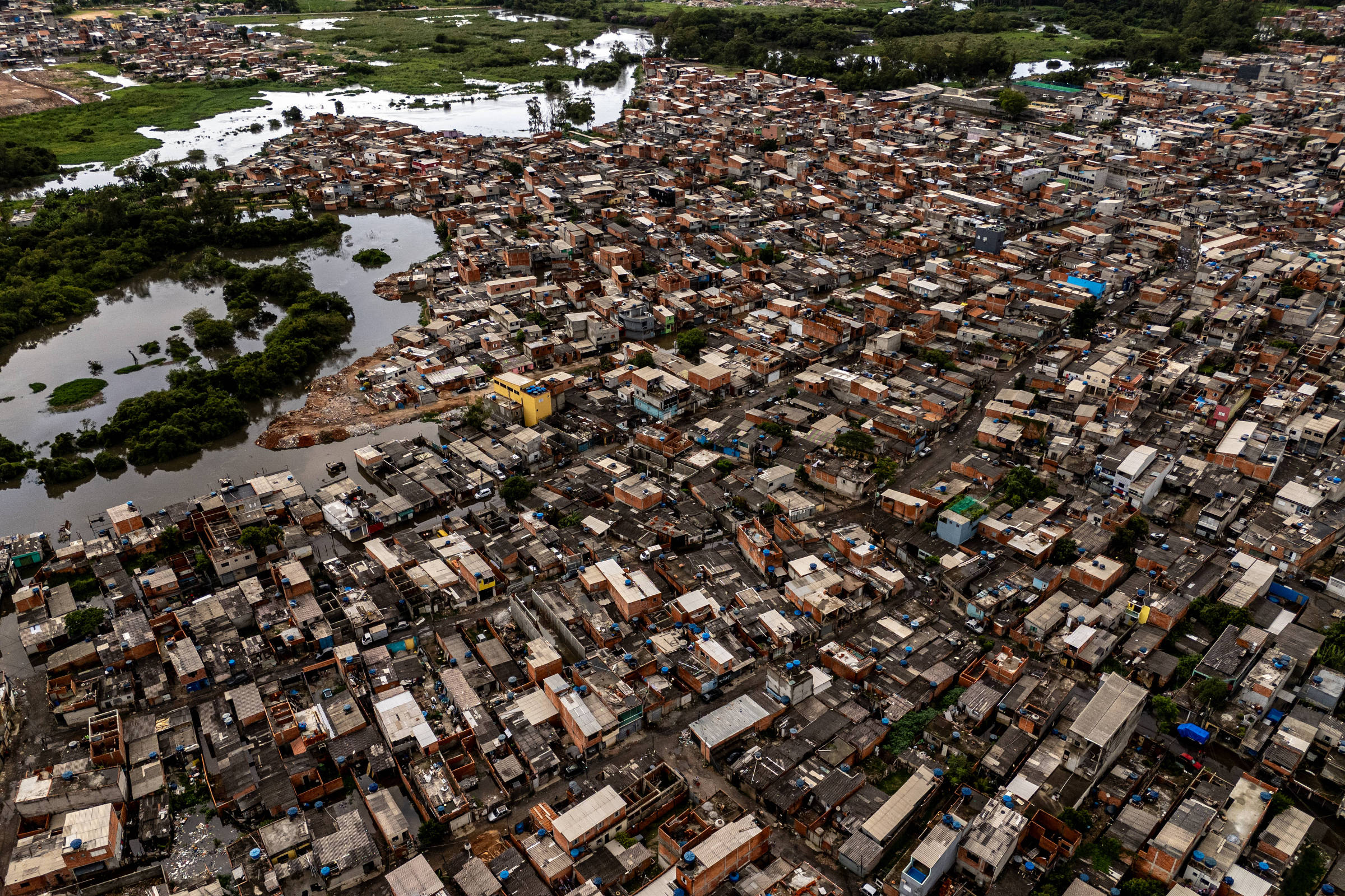 Vista aérea de casas no Jardim Pantanal, em fevereiro deste ano, ainda sob efeito das enchentes que atingiram a região na zona leste da cidade de São Paulo (Foto: Rafaela Araújo - 3.fev.2025/Folhapress)
