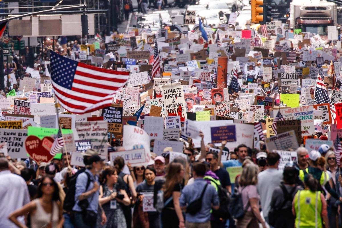 Pessoas marcham em um protesto intitulado 'Proteja os Migrantes, Proteja o Planeta', na cidade de Nova York (Foto: Kena Betancur/AFP)