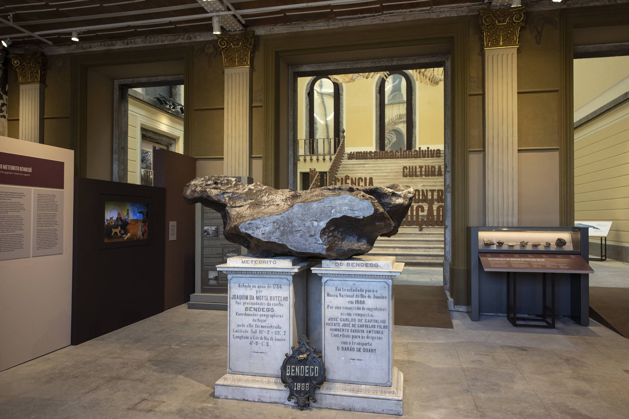 Meteorito Bendegó fica no salão de entrada do Museu Nacional e é a principal atração da exposição temporária, a primeira desde o incêndio de 2018 (Foto: Eduardo Anizelli/Folhapress)