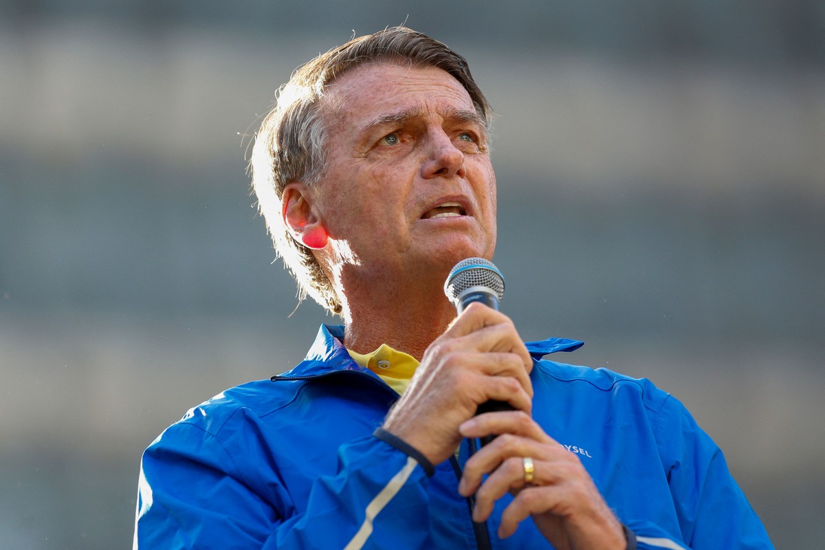 O ex-presidente Jair Bolsonaro discursa a apoiadores na Avenida Paulista (Foto: Miguel Schincariol/AFP)