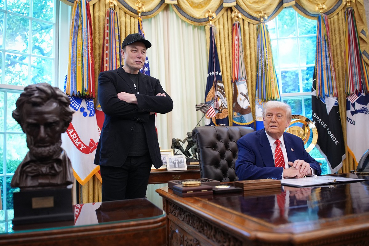 Musk cria o Partido América e promete transformar a política nos EUA Presidente Donald Trump fala a jornalistas ao lado de Elon Musk no Salão Oval para oficializar a saída do bilionário sul-africano do governo (Foto: Kevin Dietsch/Getty Images/AFP)