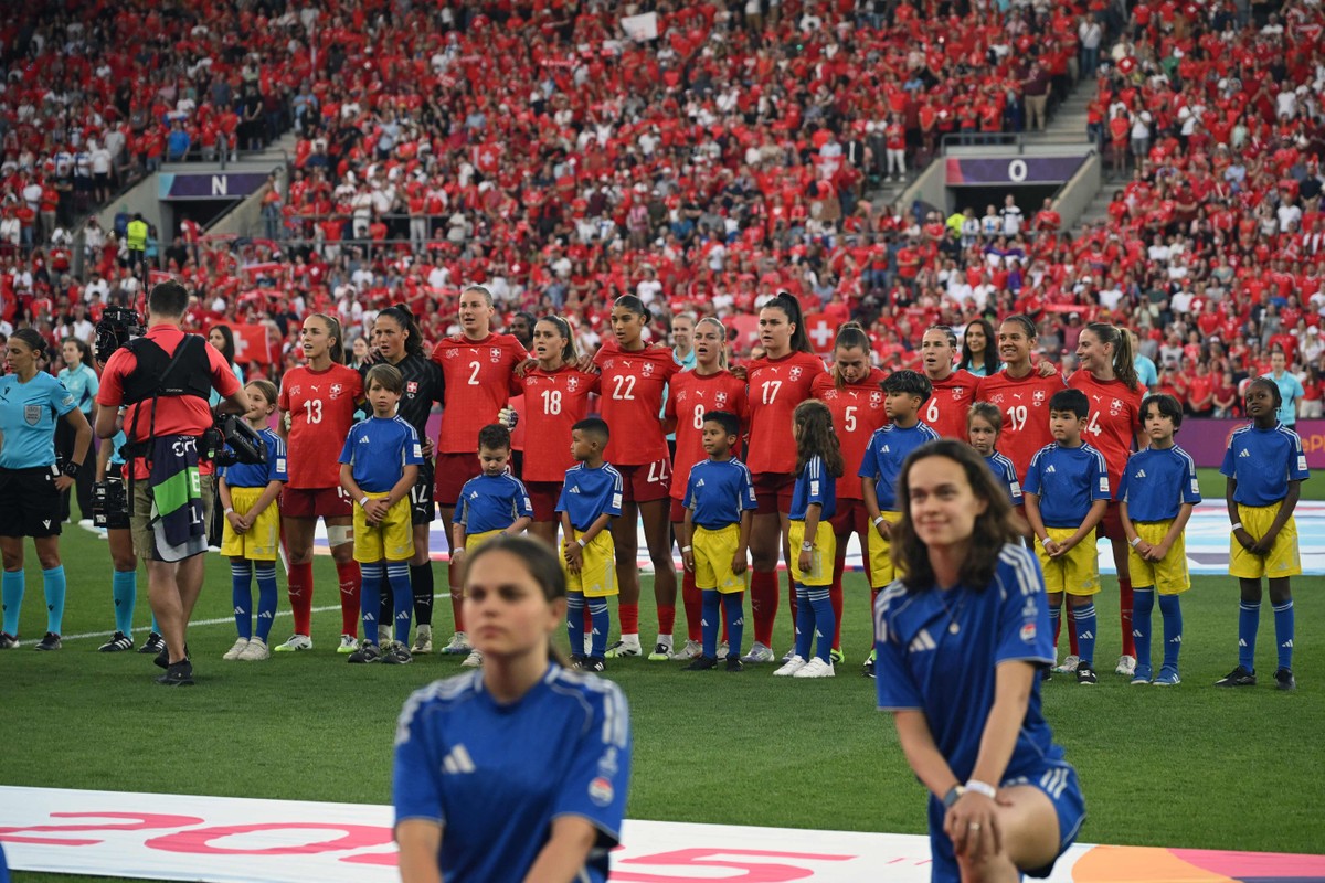 Estádios da Suíça sofrem com falta de banheiros femininos, o que gera longas filas (Foto: Miguel Medina/AFP)