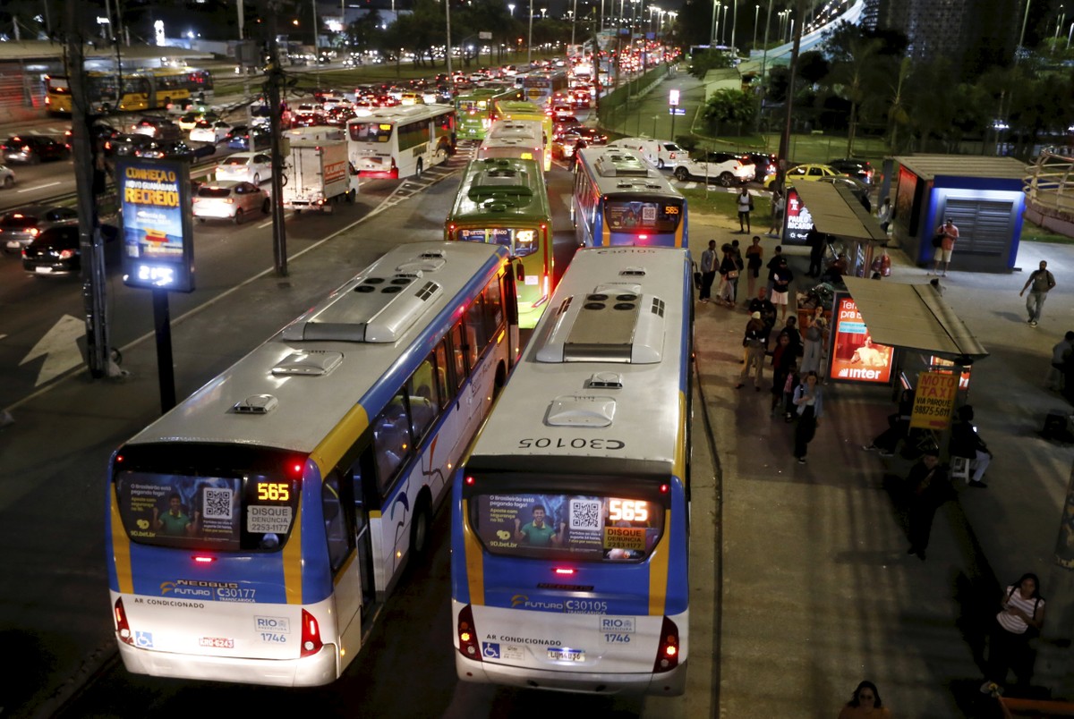 Roubos em ônibus aumentam na Barra e no Recreio e preocupam a população Ônibus na Avenida Ayrton Senna, na Barra da Tijuca, uma das vias com mais roubos em coletivo na região (Foto: Marcelo Theobald)