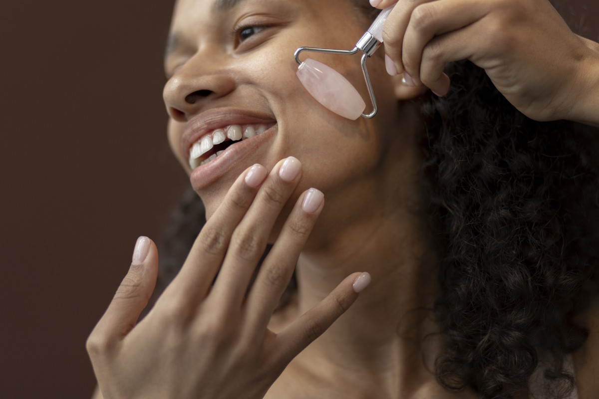 De autocuidado a armadilha estética, a febre do skincare alcançou um novo patamar — e agora preocupa profissionais da dermatologia. (Foto: Freepik)