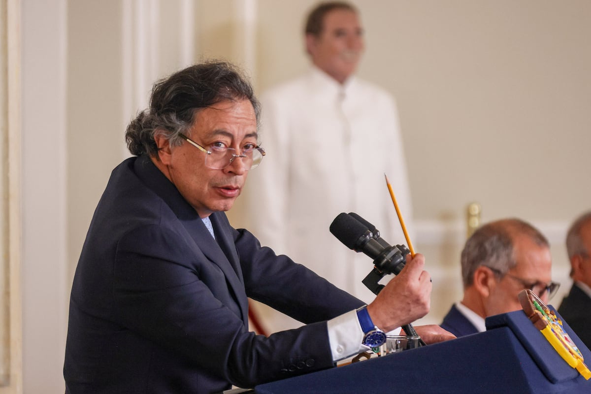 Petro enfrenta crise e desordem no contexto do 'caso Leyva' Gustavo Petro, na posse de Héctor Carvajal como novo Magistrado da Corte Constitucional nesta quinta-feira. (Foto: GOBIERNO DE COLOMBIA)