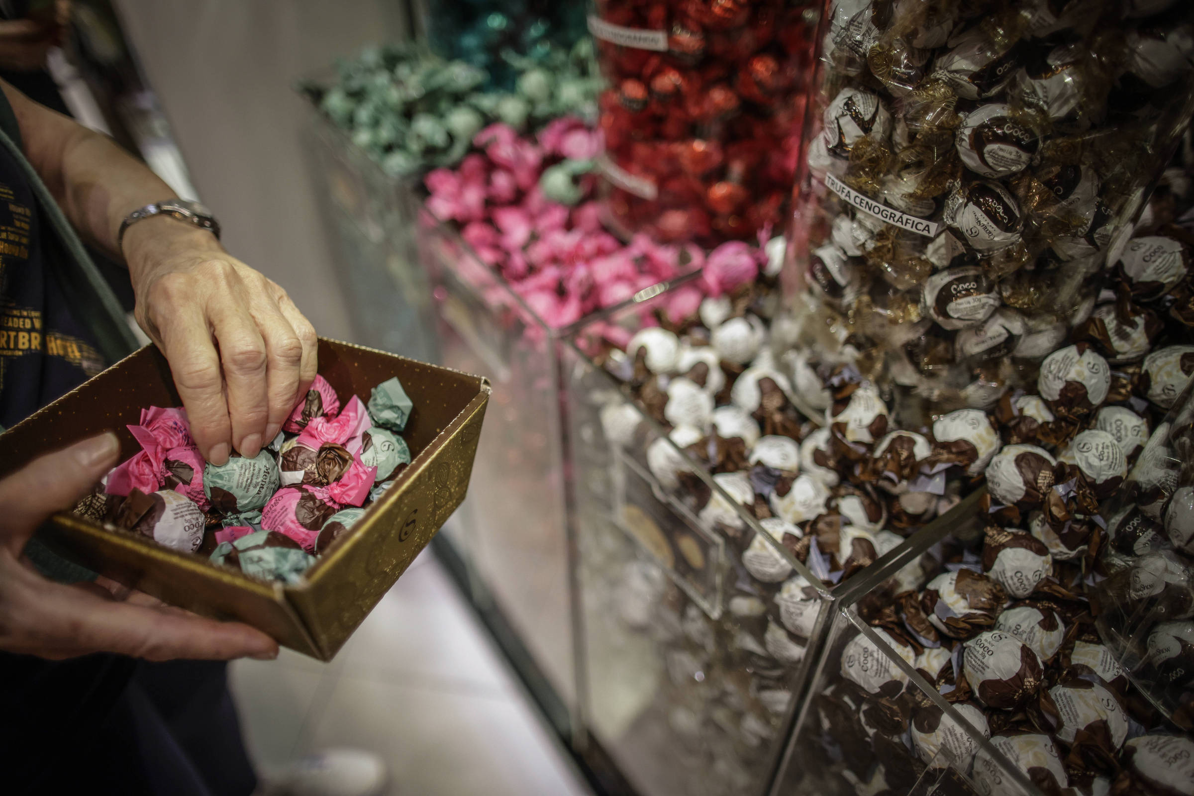 Cacau Show enfrenta críticas por taxas abusivas e alerta sobre franquias Trufas em unidade da Cacau Show (Foto: Bruno Santos - 16.04.2025/Folhapress)