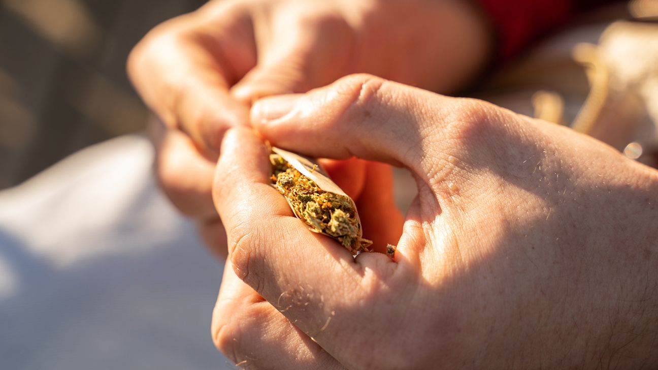 Um novo estudo amplia as evidências que alertam sobre os danos à saúde do coração associados ao uso de cannabis. (Foto: Stocksy United)