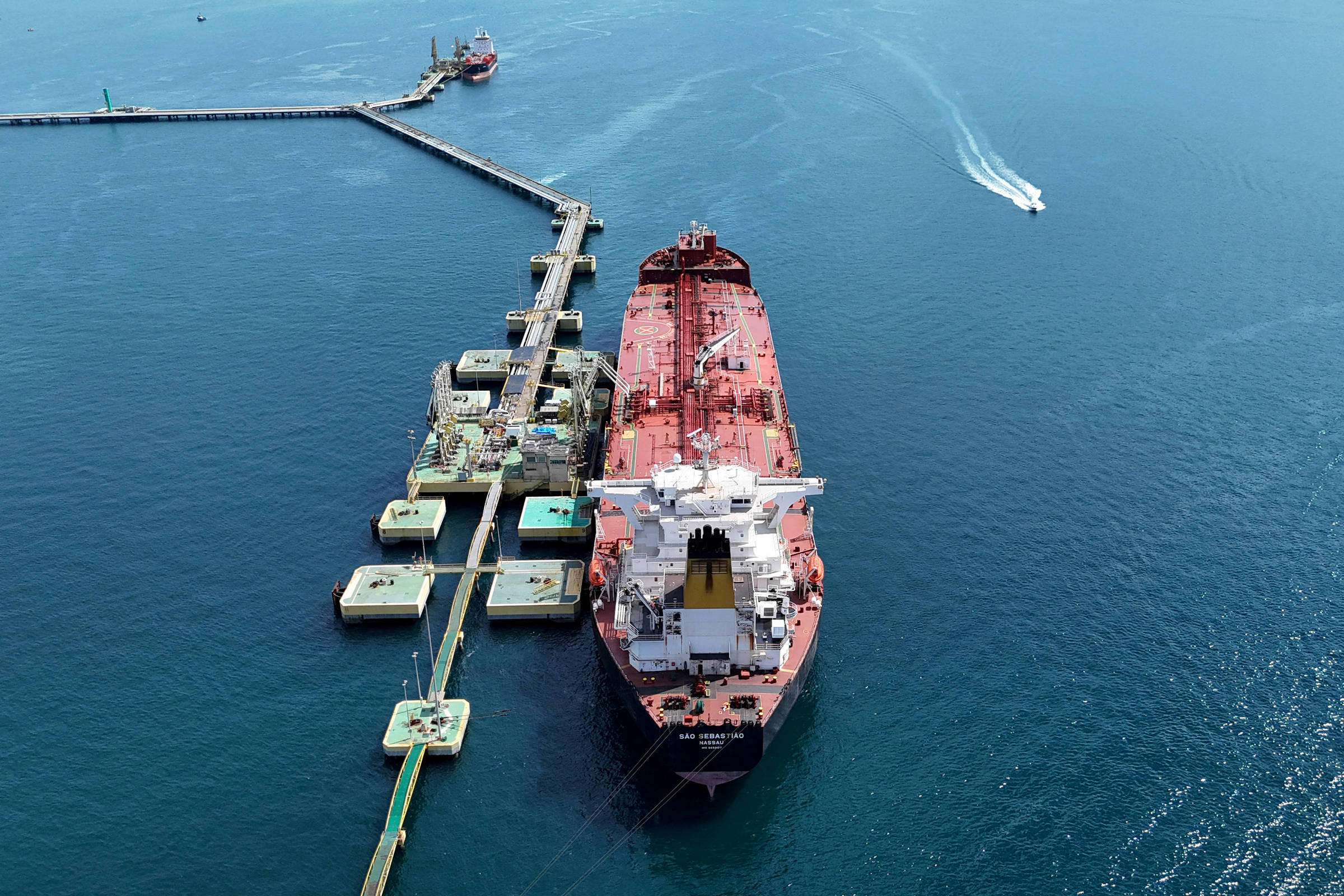 Navio em terminal da Transpetro, subsidiária da Petrobras, em São Sebastião (SP) (Foto: Jorge Silva - 4.jan.25/Reuters)