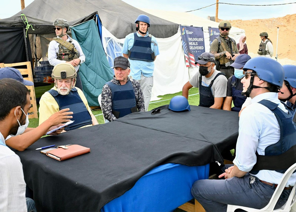Embaixador americano em Israel, Mike Huckabee, e o enviado especial dos EUA para o Oriente Médio, Steve Witkoff, visitam Gaza para conhecer operações de ajuda da GHF (Foto: Reprodução/X)