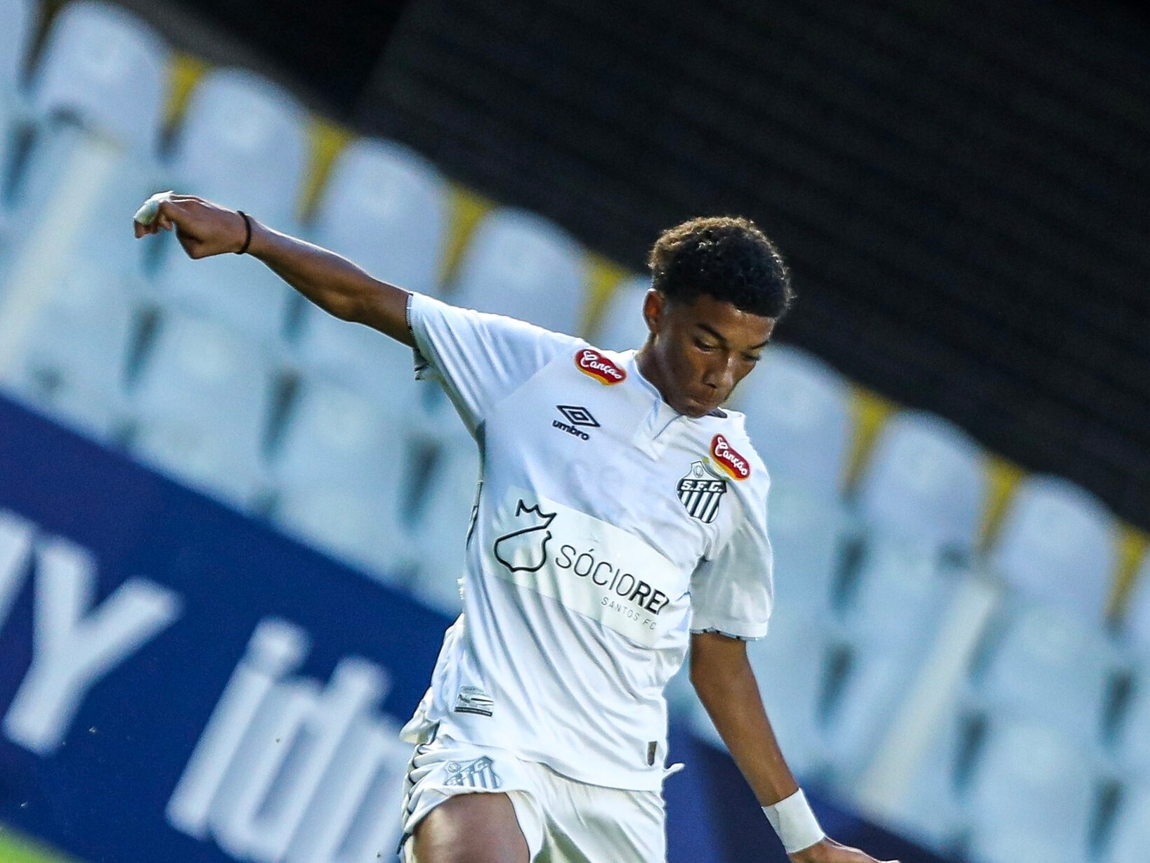 Santos adota cautela com Robinho Jr devido ao seu desenvolvimento físico precoce Robinho Júnior, atacante do Santos (Foto: Reinaldo Campos/ Santos FC)