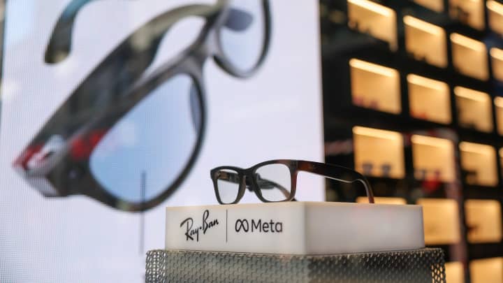 Receita das óculos inteligentes Ray-Ban Meta triplica em um ano, afirma EssilorLuxottica Óculos inteligentes Ray-Ban Meta em exibição na vitrine de uma loja Ray-Ban em Londres, Reino Unido, na sexta-feira, 19 de julho de 2024. (Foto: Bloomberg | Bloomberg | Getty Images)