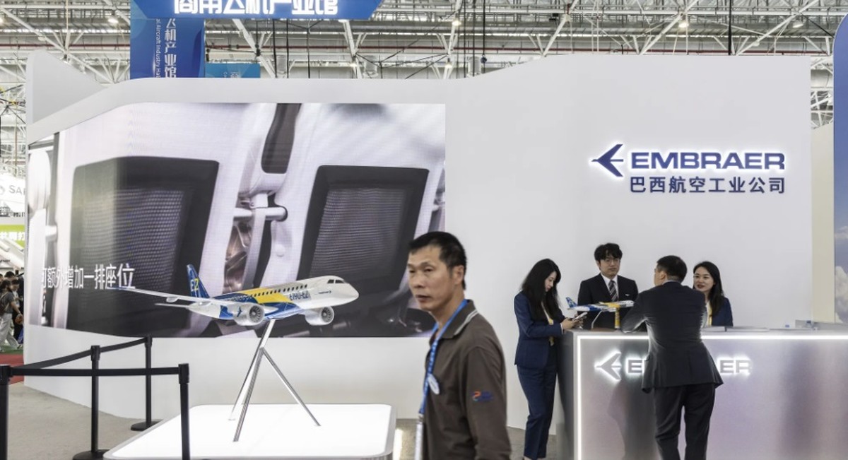 Modelo da aeronave Embraer SA E2 na Exposição Internacional de Aviação e Aeroespacial da China, em Zhuhai (Foto: Qilai Shen/Bloomberg)