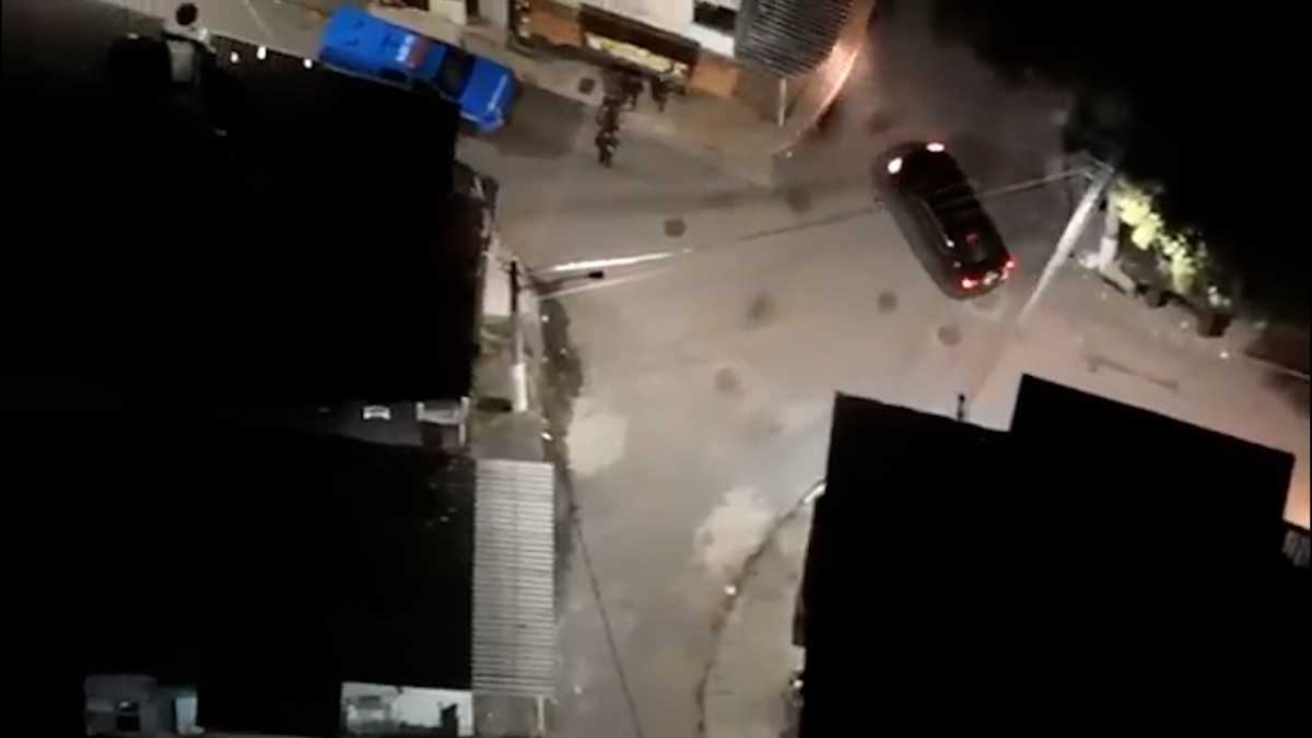 Drone registra criminosos armados em comboio próximo a viatura da PM no Rio Comboio de criminosos passando por viatura da PM no Catiri (Foto: Reprodução/Redes sociais)