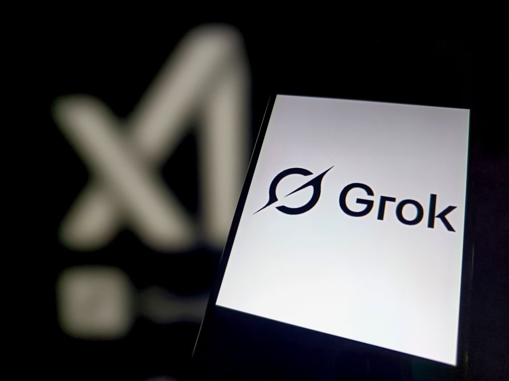 Grok, a nova IA do X, surpreende com respostas em tempo real e tecnologia avançada Logo do Grok exibido na tela de um smartphone em 23 de dezembro de 2024 em Suqian, na província de Jiangsu, China. (Foto: VCG/VCG via Getty Images)