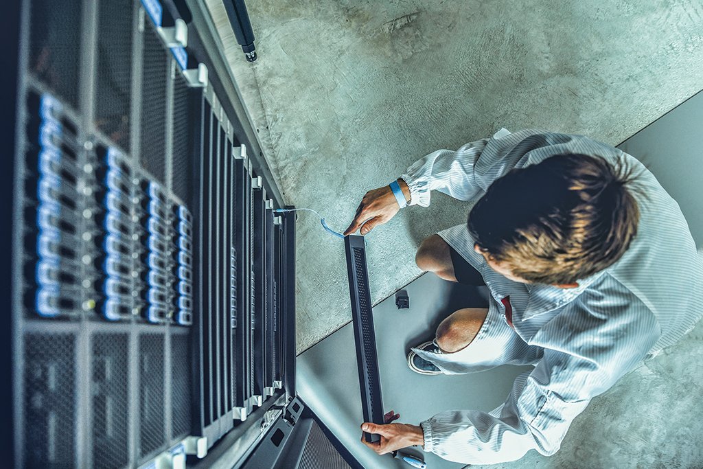 Três profissões com altos salários e baixo risco de substituição pela tecnologia Profissional de TI: setor disputado e demanda por home office (Foto: Matija Keber/Getty Images)