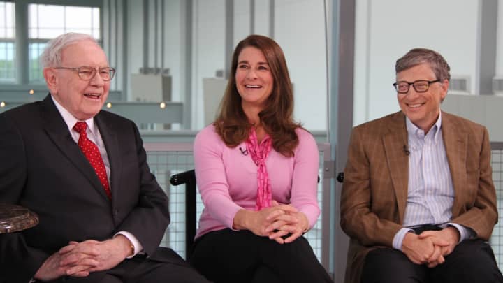 Warren Buffett, Bill e Melinda Gates, em uma entrevista em 5 de maio de 2015 | CNBC (Foto: CNBC)
