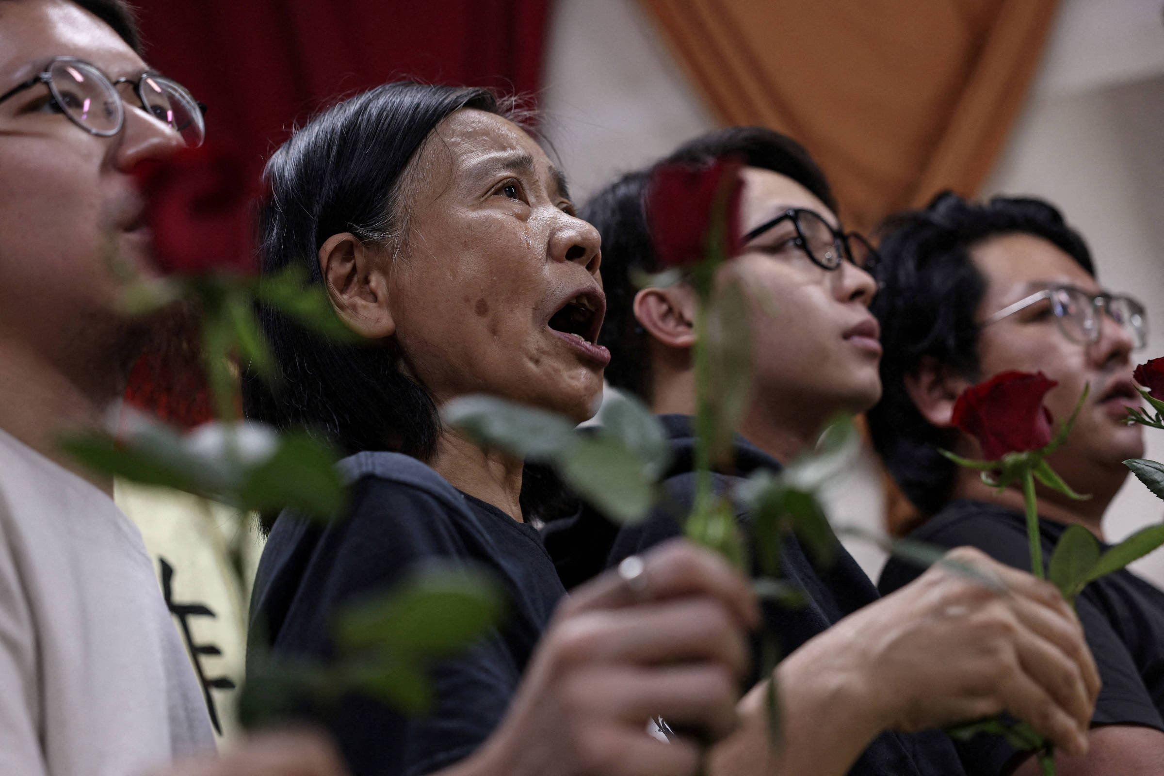 Partido pró-democracia de Hong Kong decide se dissolver sob pressão crescente Chan Po-ying, presidente da Liga dos Social-Democratas de Hong Kong, participa de entrevista coletiva para anunciar o fim do partido. (Foto: Tyrone Siu/Reuters)