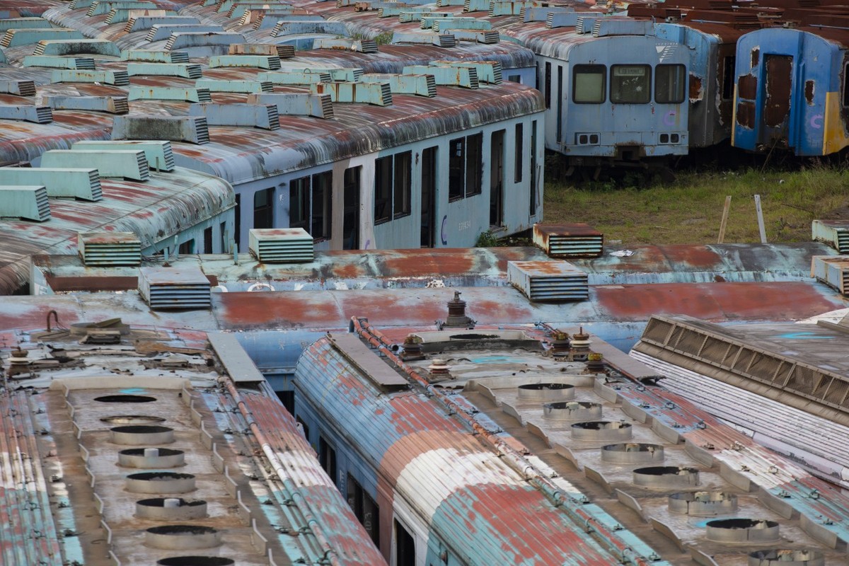 SuperVia encerra concessão após 27 anos com trens deteriorados e atrasos constantes Cenários de abandono. Trens sucateados em Deodoro e, à direita, excesso de passageiros nos horários de pico (Foto: Domingos Peixoto)