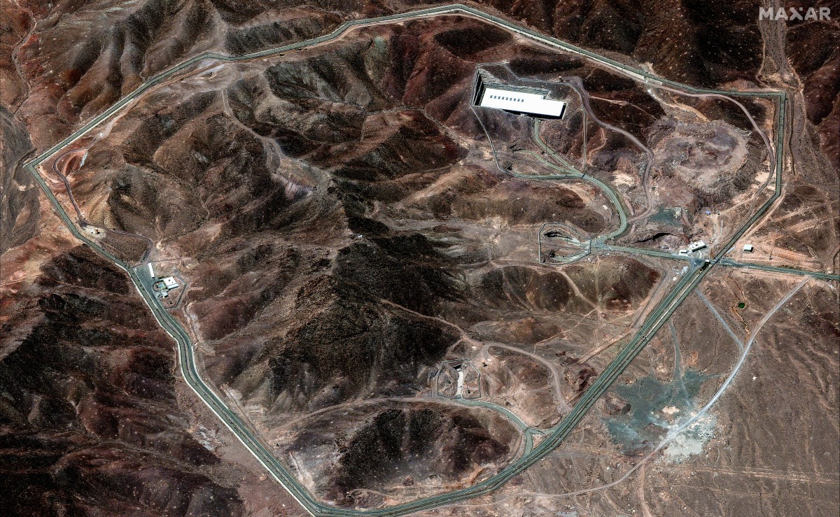Vista aérea da instalação nuclear de Fordow, no Irã — Foto: Satellite image ©2025 Maxar Technologies / AFP