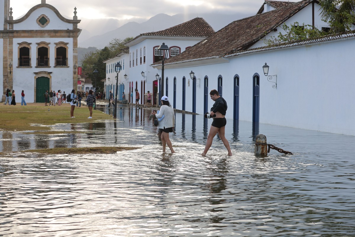 Maré alta no Centro histórico de Paraty: nas redes, alguns dizem que nunca viram as águas chegarem tão longe — Foto: Márcia Foletto