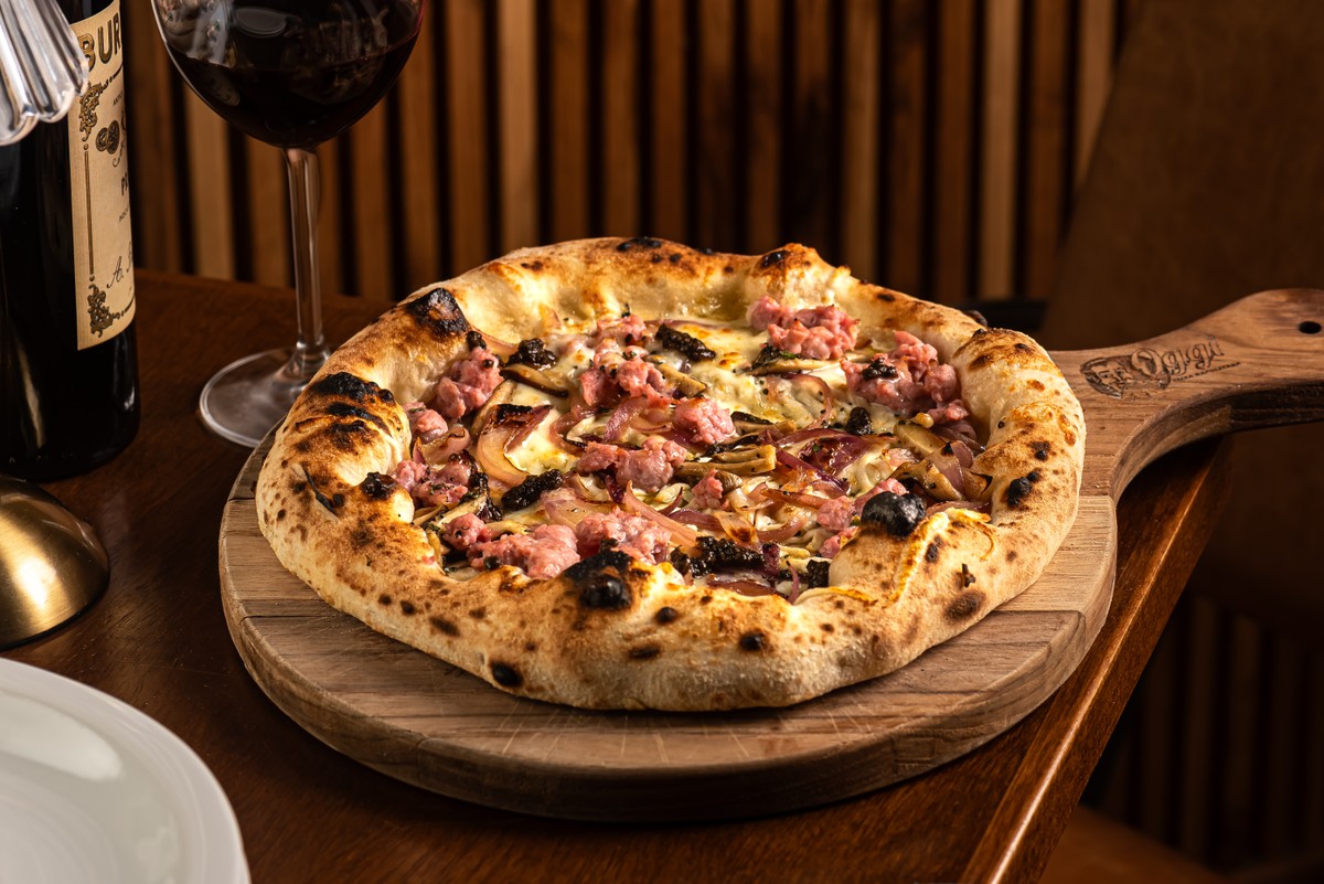Descubra os melhores lugares no Rio para celebrar o Dia da Pizza com sabor Hoje: a pizza campagnola — (Foto: Divulgação / Foto de Tomas Velez)