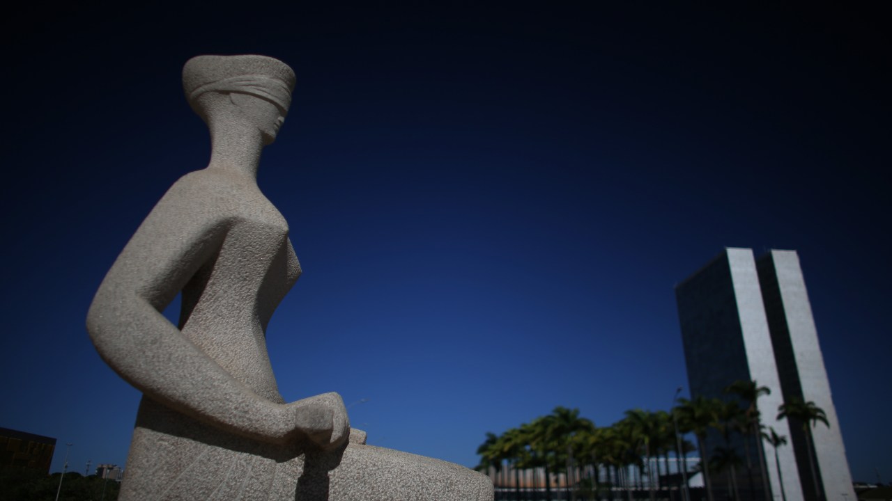 Judicialização do IOF gera conflitos e acirra tensões no cenário econômico Brasília 19/01/2017 - Praça dos 3 Poderes - Supremo Tribunal Federal - Escultura "A Justiça", de Alfredo Ceschiatti. (Foto: ROBERTO CASTRO/Mtur)